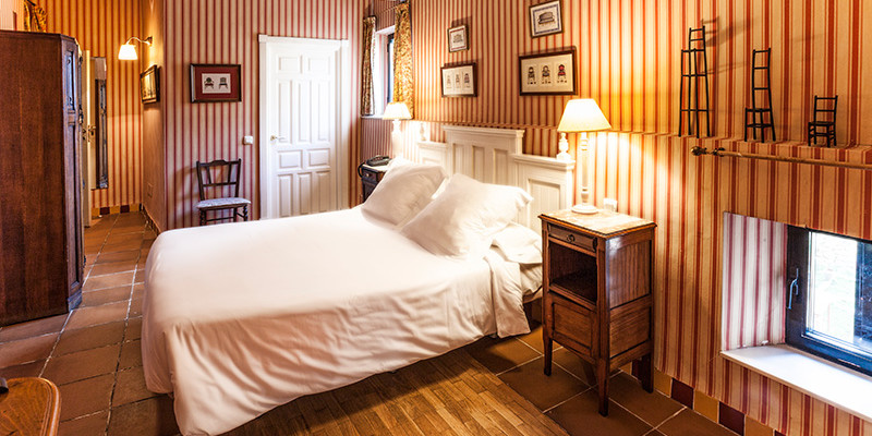 Habitación de las sillas. Hotel Salinas de Imón