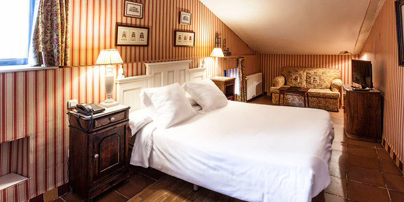 Habitación de las sillas. Hotel Salinas de Imón