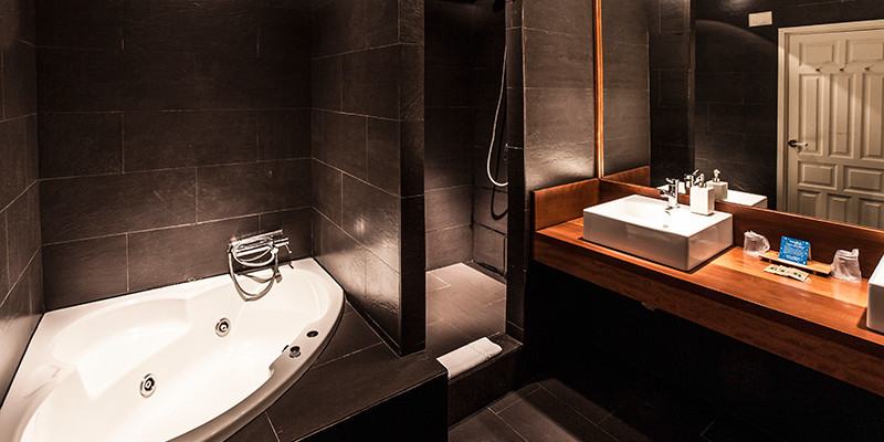 Habitación de las puertas. Hotel Salinas de Imón