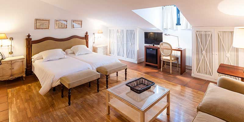 Habitación de las puertas. Hotel Salinas de Imón