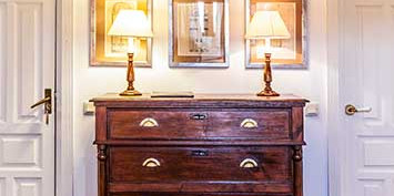 Habitación de las puertas. Hotel Salinas de Imón