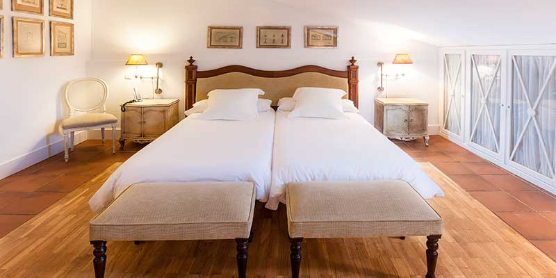 Habitación de las puertas. Hotel Salinas de Imón